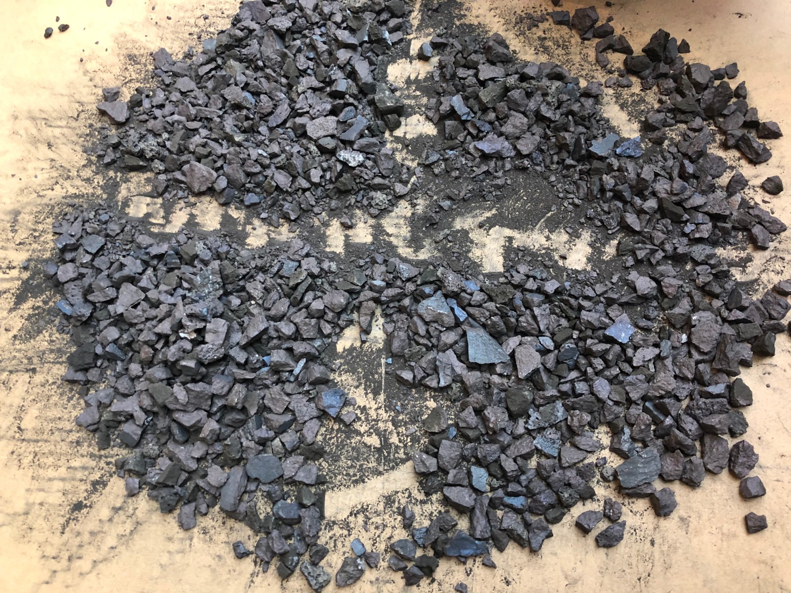 冰镍，块状，铜品位15-30%，镍品位10-20%